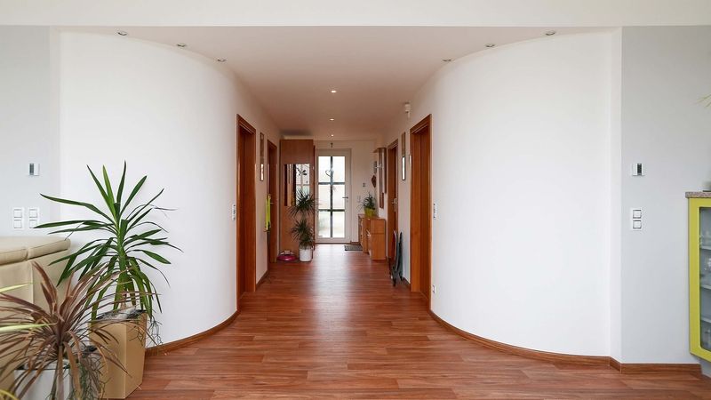 Jako téměř geniální nápad se ukázalo zaoblení rohů chodby vedoucí od vstupních dveří do obývacího prostoru. Díky němu je už pár kroků ode dveří vidět nádherně do zahrady. 