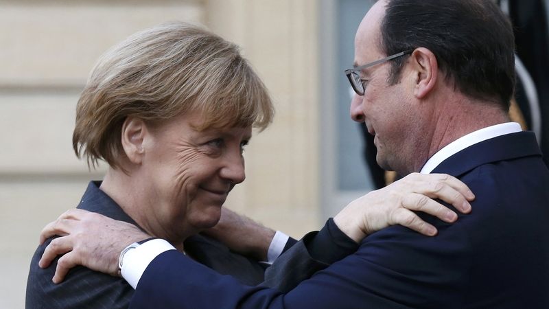 Francouzský prezident Francois Hollande se vítá s něměckou kanceléřkou Angelou Merkelovou v Elysejském paláci