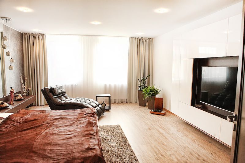 V ložnice se opakuje stejný typ televizní stěny, jaká je v obývacím pokoji, změnila se především barva.