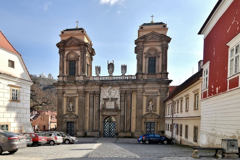 Kostel sv. Anny s napodobeninou Svaté chýše z italského Loreta vyrostl v Mikulově průběhu let 1623-1656. V 18. století byl poničen požárem a v 19. století byl přebudován na rodinnou hrobku Dietrichsteinů.