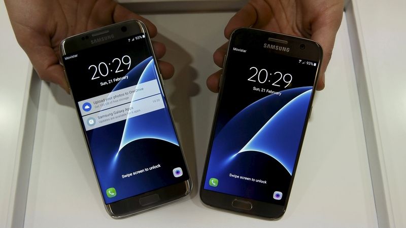 Zleva: Samsung Galaxy S7 edge a Galaxy S7