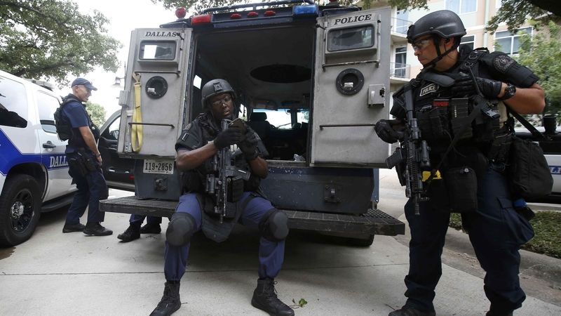 Zvláštní zásahová jednotka SWAT před budovou policejního ředitelství v Dallasu 