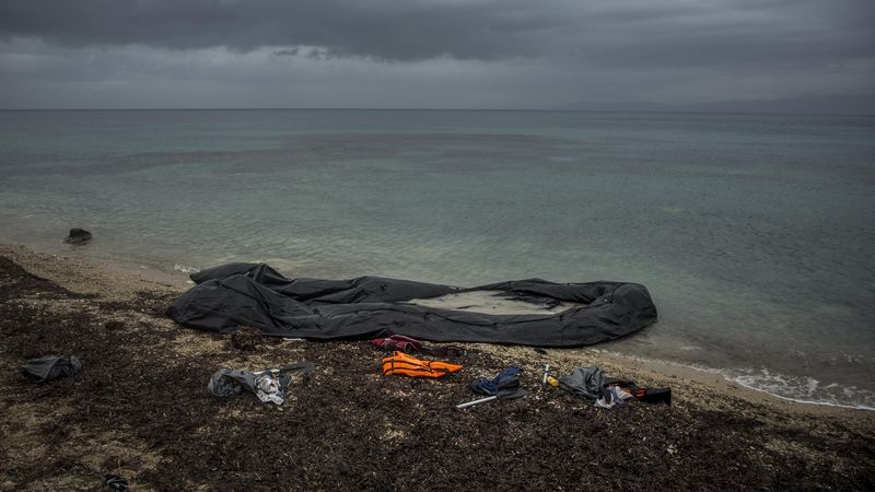Snaha uprchlíků překonat lednové rozbouřené moře a dostat se do Řecka, končí většinou tragicky.