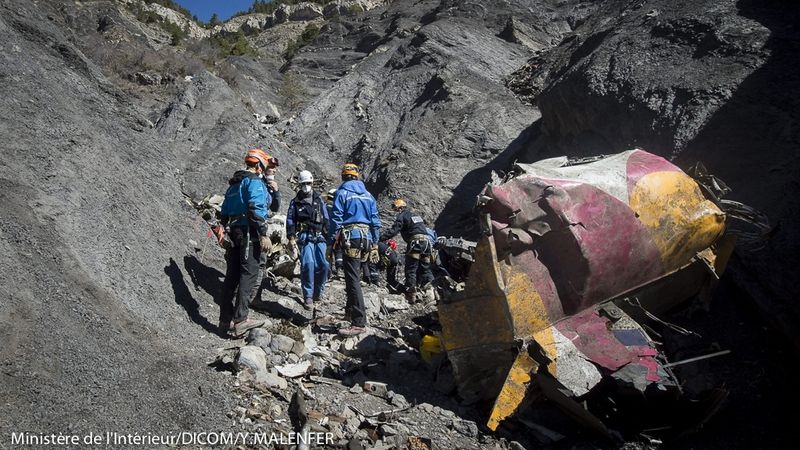 Záchranáři a vyšetřovatelé na místě havárie Airbusu A320 nedaleko městečka Seyne-les-Alpes