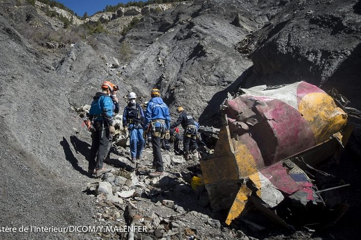 Záchranáři a vyšetřovatelé na místě havárie Airbusu A320 nedaleko městečka Seyne-les-Alpes