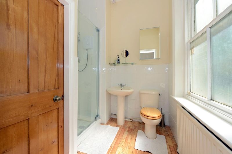 Každá z ložnicv domě má svou vlatsní koupelnu, nebo alespoń začleněný sprchový roh.