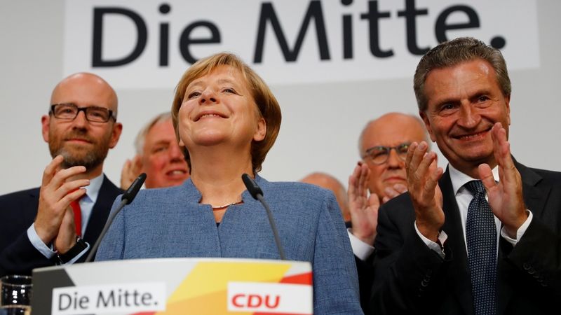 Angela Merkelová obklopená kolegy z CDU po vyhlášení prvních odhadů výsledků voleb
