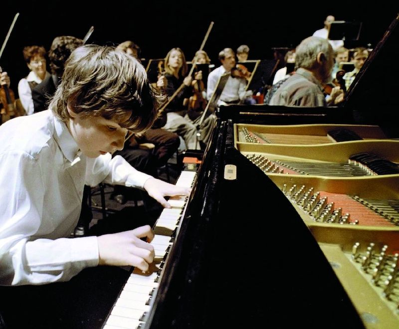 Jako dvanáctiletý „zázračný“ chlapec už měl za sebou několik zahraničních vystoupení. Na snímku z roku 1999 během opavského křtu svého alba.