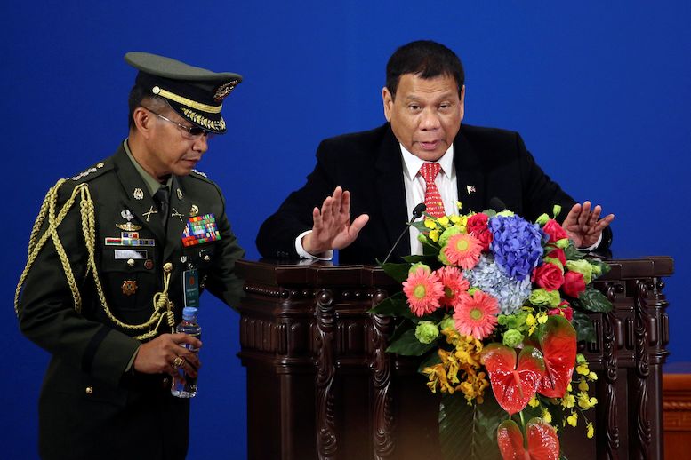 Filipínský prezident Rodrigo Duterte hovoří na podnikatelském fóru v Pekingu.