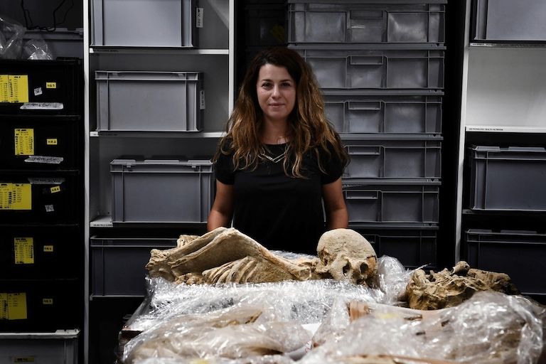 Bioarcheoložka Elenna Prevedoruová z Americké archeologické školy v Aténách vede vyšetřování smrti vykopaných osob.