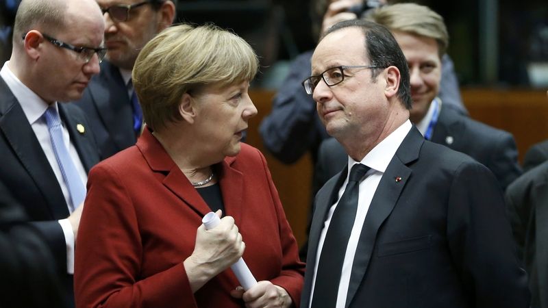 Německá kancléřka Angela Merkelová s francouzským prezidentem Francoisem Hollandem na summitu v Bruselu. V pozadí premiér ČR Bohuslav Sobotka