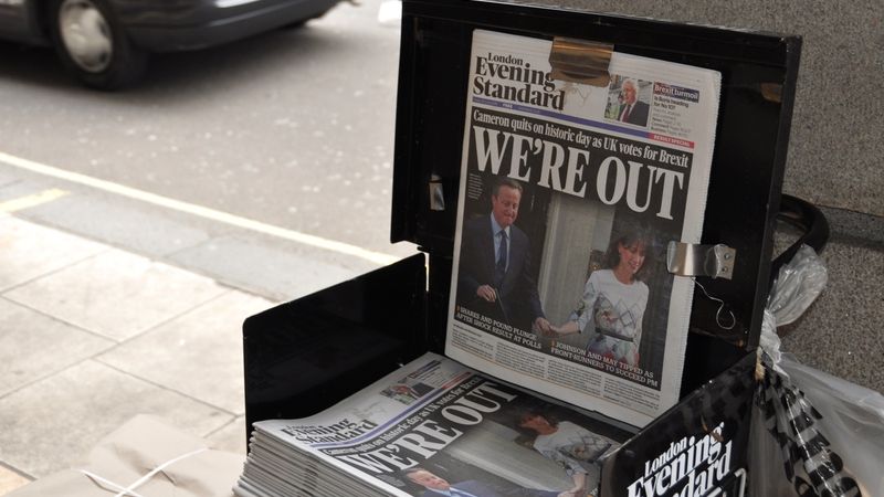 Jsme venku, oznamoval v pátek na titulní straně večerník London Evening Standard.