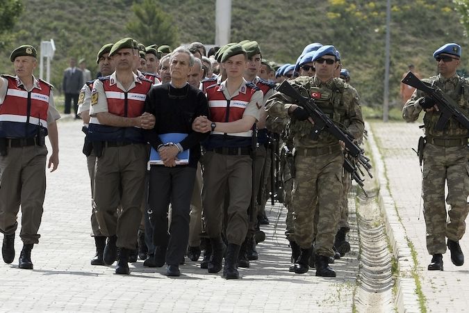 Stráž přivádí k soudu čelní pučisty v čele s bývalým velitelem letectva generálem Akinem Öztürkem