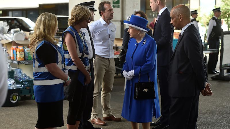 Královna Alžběta II. a princ William hovoří se záchranáři.