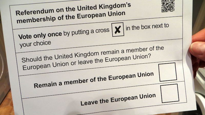 Hlasovací lístek s dotazem, zda má Británie v EU zůstat, anebo z ní odejít. 