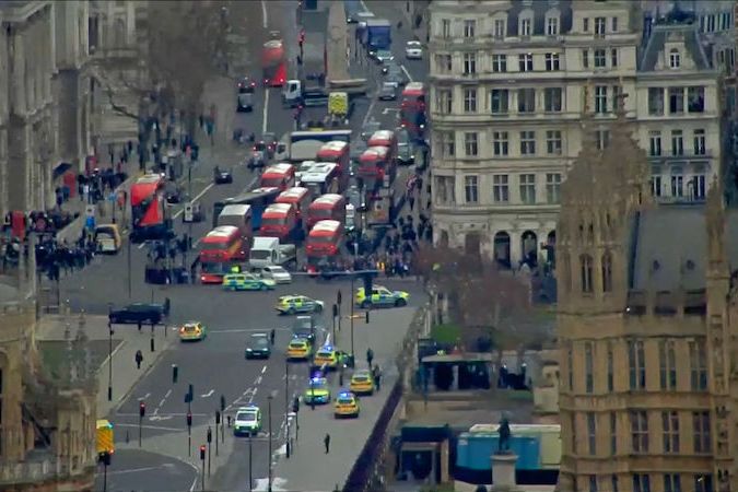 BEZ KOMENTÁŘE: K britskému parlamentu se sjíždějí záchranáři