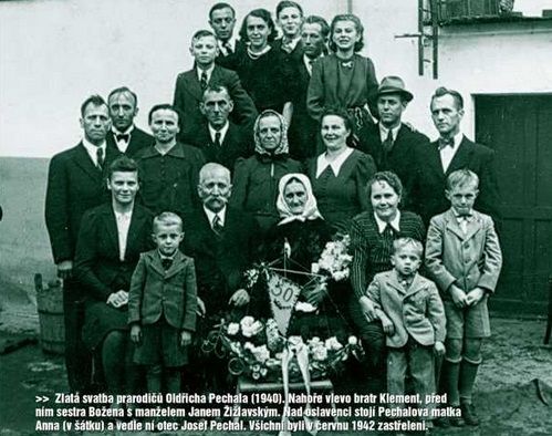 Zlatá svatba prarodičů Oldřicha Pechala (1940). Nahoře vlevo bratr Klement, před ním sestra Božena s manželem Janem Žižlavským. Nad oslavenci stojí Pechalova matka Anna (v šátku) a vedle ní otec Josef Pechal. Všichni byli v červnu 1942 zastřeleni.