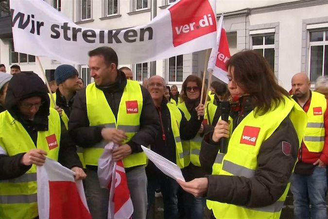BEZ KOMENTÁŘE: Pracovníci Amazonu v německém Koblenzu stávkují na Black Friday