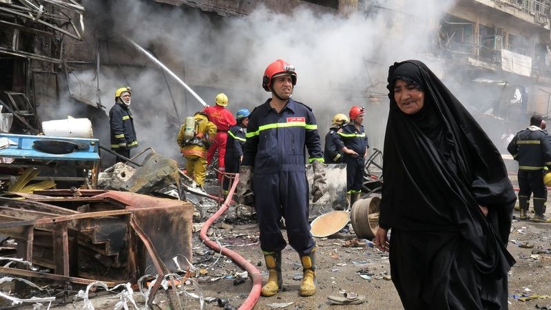 Žena na místě atentátu v bagdádské čtvrti Džadída 