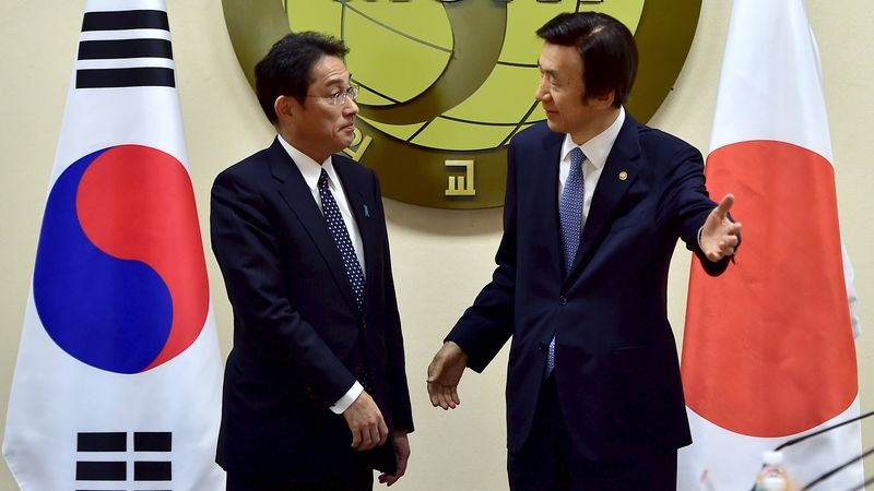 Jihokorejský ministr zahraničí Jong Pjong-Se a jeho japonský protějšek Fumio Kišida po jednání v Soulu
