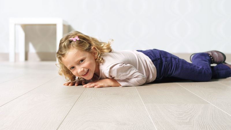 Tiché, měkké a pocitově teplé i na bosou nohu. Takové jsou vinylové podlahy Livyn. Přispívají k tepelné pohodě, jsou voděodolné a vyplatí se je mít v dětském pokoji. 