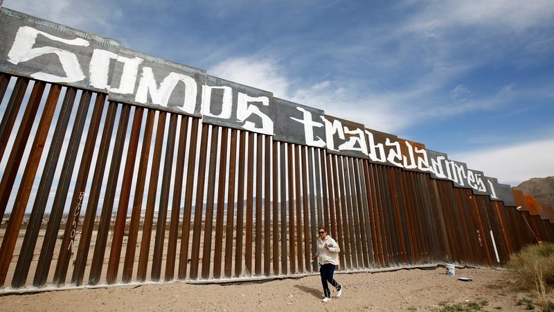 Na části hranic USA s Mexikem již nyní stojí plot. Jsme dělníci, hlásá nápis španělsky. 