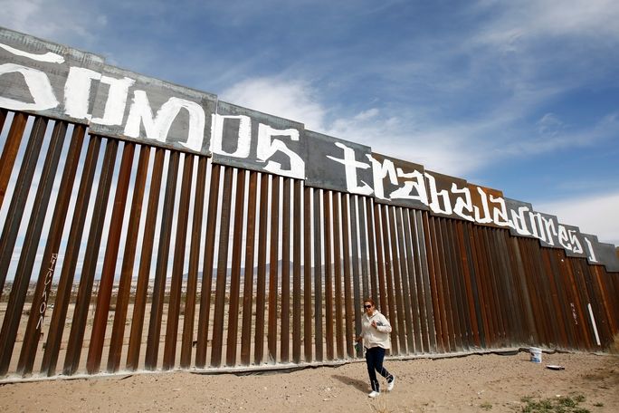 Na části hranic USA s Mexikem již nyní stojí plot. Jsme dělníci, hlásá nápis španělsky. 