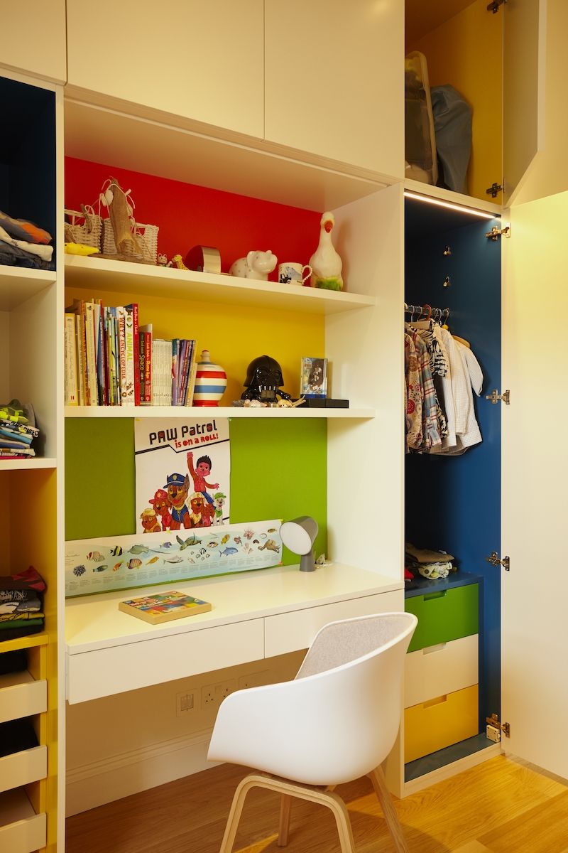 Dětské pokoje jsou zařízené v živých barvách.