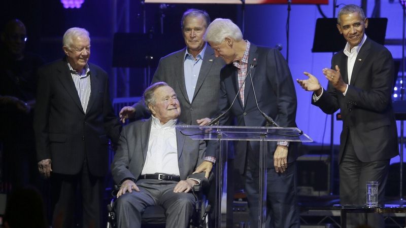 Bývalý prezident George H. W. Bush na invalidním vozíku obklopen dalšími bývalými prezidenty USA (ilustrační foto)