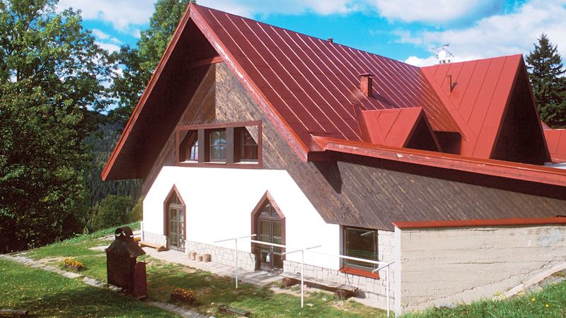 Důkladná příprava střechy před samotným nátěrem se vyplatí. Zlepší jeho přilnavost a výrazně prodlouží životnost. 