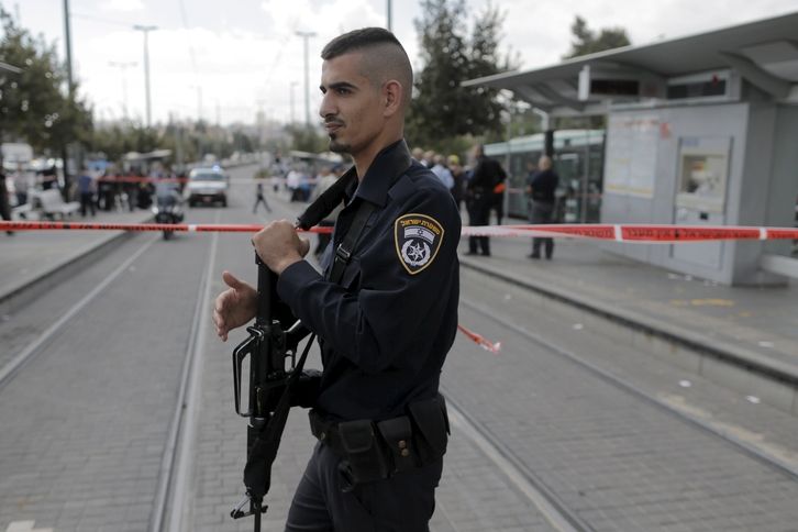 Izraelský policista na místě útoku nožem v Jeruzalému 