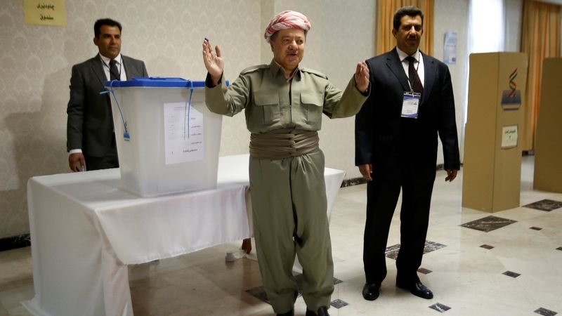 Prezident autonomního Kurdistánu Masúd Barzání ve volební místnosti