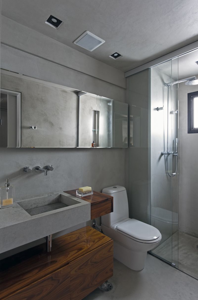 Také v koupelně protepluje chladný vzhled místnosti dřevěný mobiliář.