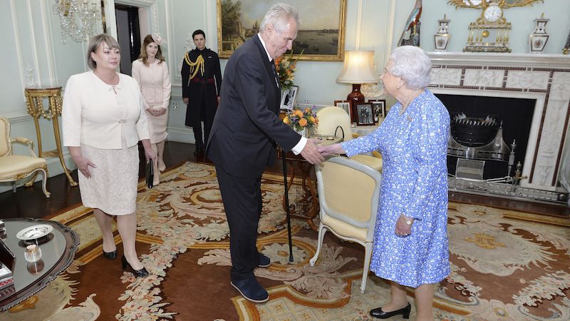 Prezidenta Miloše Zemana s manželkou Ivanou a dcerou Kateřinou přijala v Buckinghamském paláci britská královna Ažlběta II.