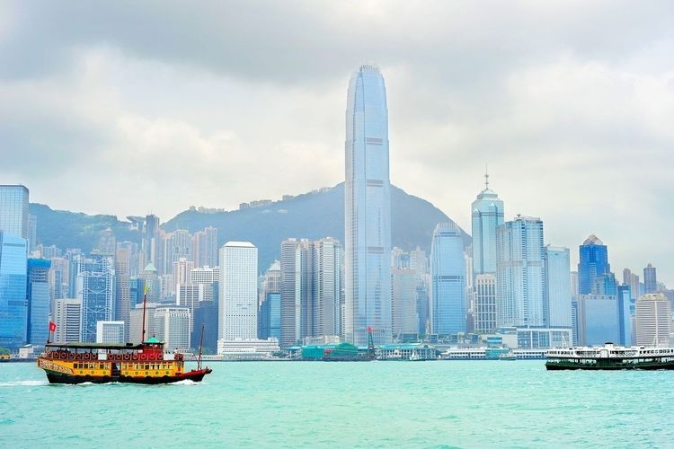 Pohled z čínského poloostrova Kowlon na ostrov Hongkong