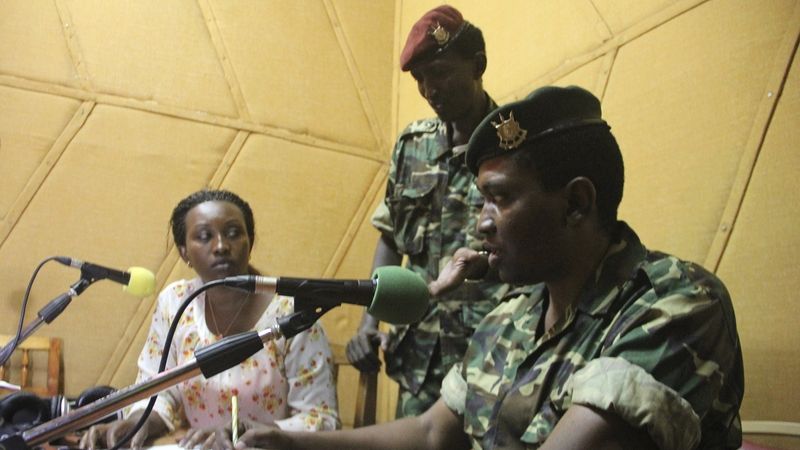 Burundští pučisté generálmajor Godefroid Niyombare (vpravo) a bývalý ministr obrany Cyrille Ndayirukiye na záběru z 13. května 