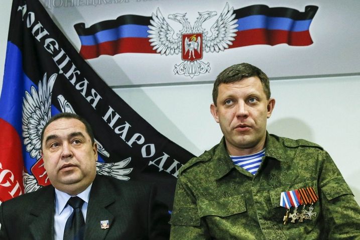 Vůdci samozvaných republik Doněcké a Luhanské Alexandr Zacharčenko (vpravo) a Igor Plotnickij