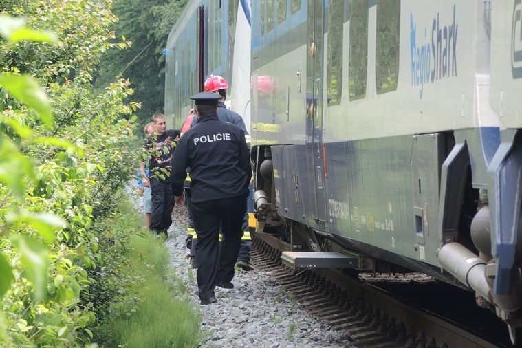 Tragický střet vlaku s člověkem zastavil spoje u Brna