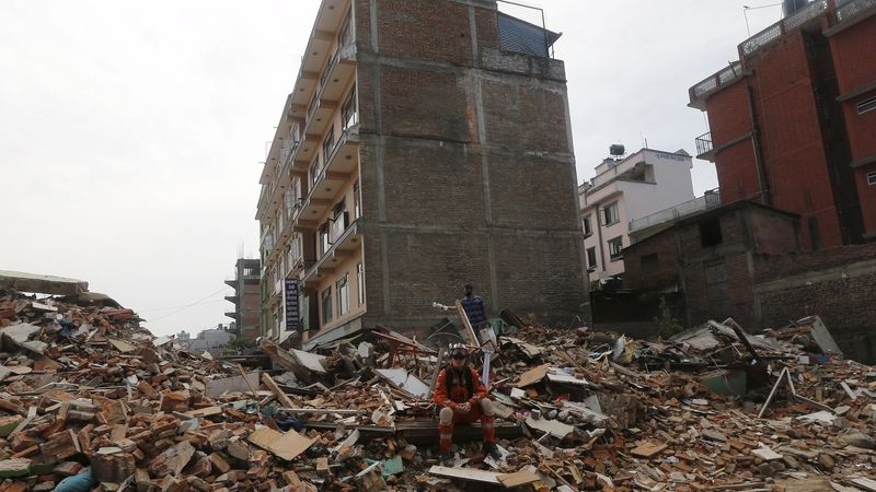 Polský záchranář na troskách budovy v Káthmándú