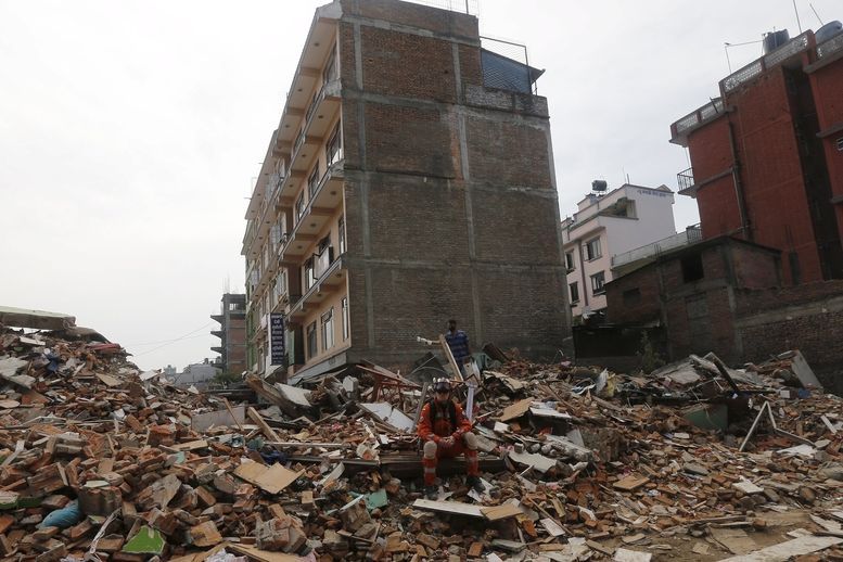 Polský záchranář na troskách budovy v Káthmándú