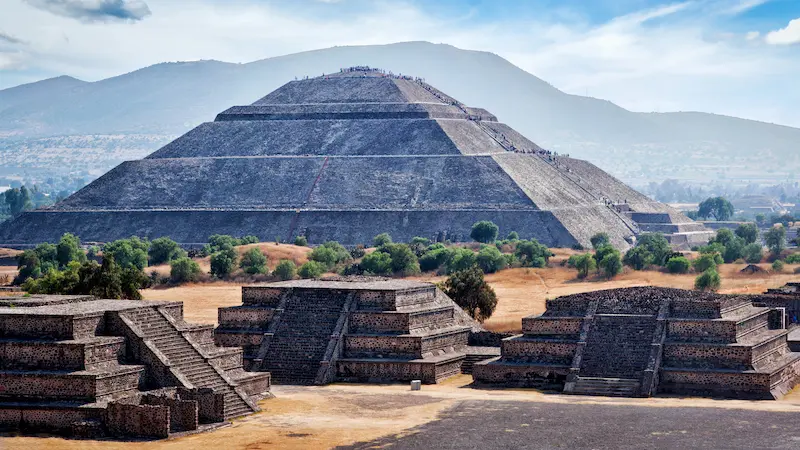 Při střelbě u mexických pyramid zemřeli dva lidé, 15 zraněných