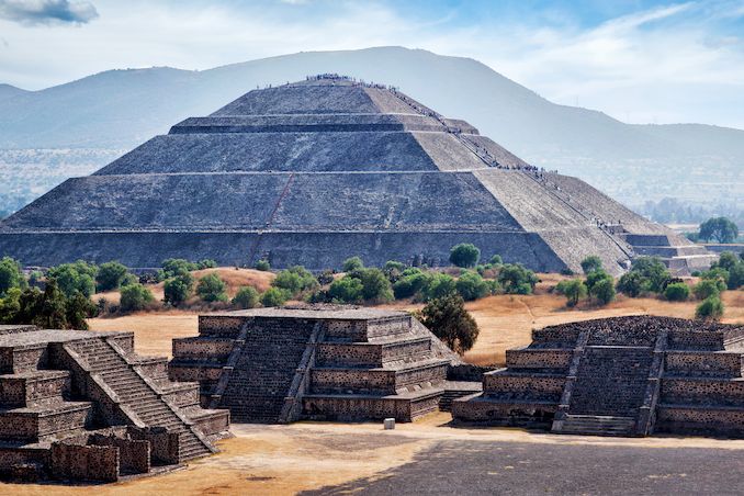 Při střelbě u mexických pyramid zemřeli dva lidé, 15 zraněných