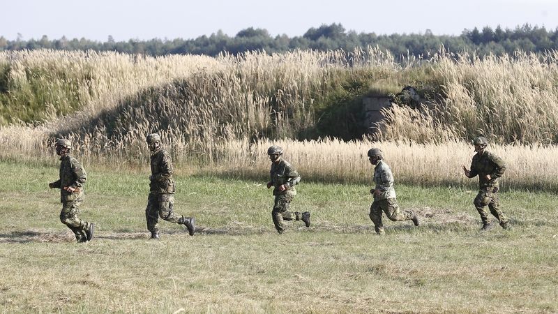 Vojáci při mezinárodním cvičení výsadkářů pod názvem Sky Soldier II Hradčany v oblasti Ralska.
