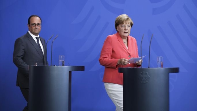 Německá kancléřka Angela Merkelová s francouzským prezidentem Françoisem Hollandem na tiskové konferenci před jednáním v Berlíně