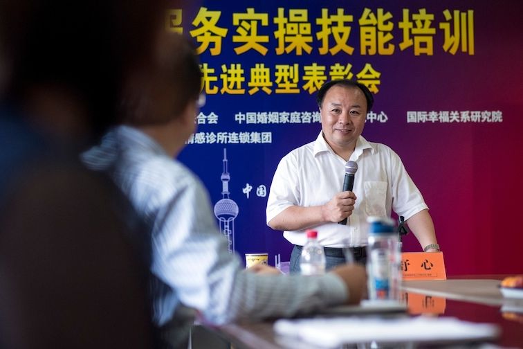 Šu Sin, zakladatel agentury Wej-čching, mluví ke svým zaměstnancům