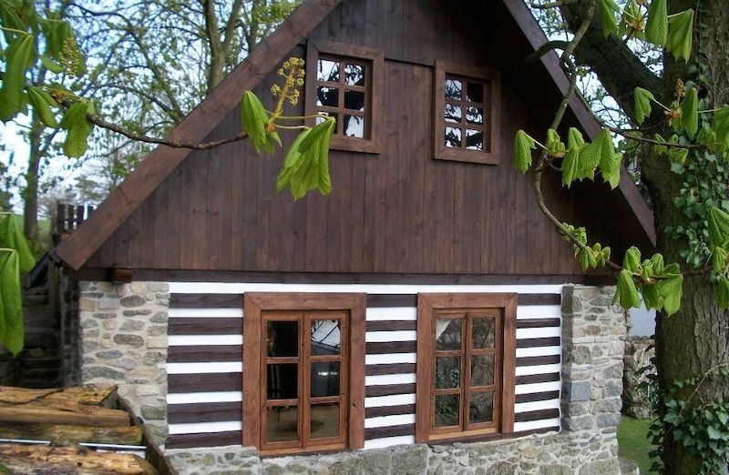 Dřevěné prvky stodoly majitel natíral směsí luxolu a fermeže. Okna, stejně jako všechno ostatní, si vyráběl sám.