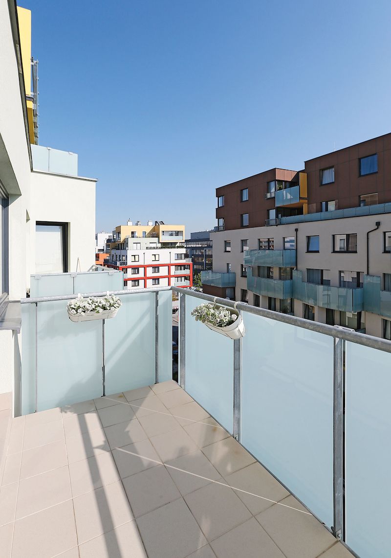 Byt disponuje balkónem orientovaným na východ do vnitrobloku a garážovým stáním v přízemí bytového domu.
