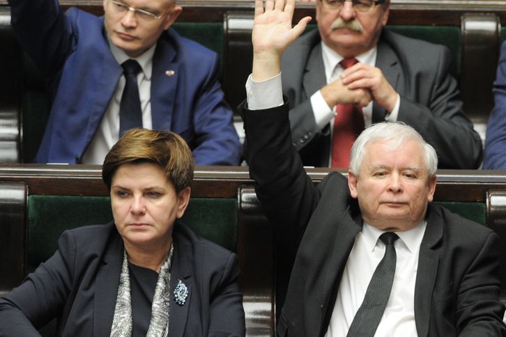 Polská premiérka Beata Szydlová s šéfem PiS a někdejším premiérem Jaroslawem Kaczynským.