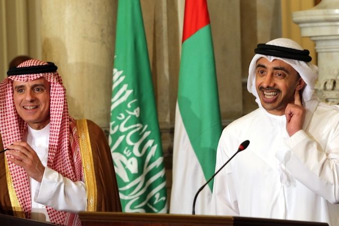 Ministři zahraničních věcí Saúdské Arábie Ádil Džubajr (vlevo) a Spojených arabských emirátů Abdalláh bin Sajíd an-Nahján.