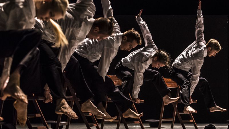 Poslední premiérou sezóny baletu ND je decadance světově uznávaného izraelského choreografa Ohada Naharina.